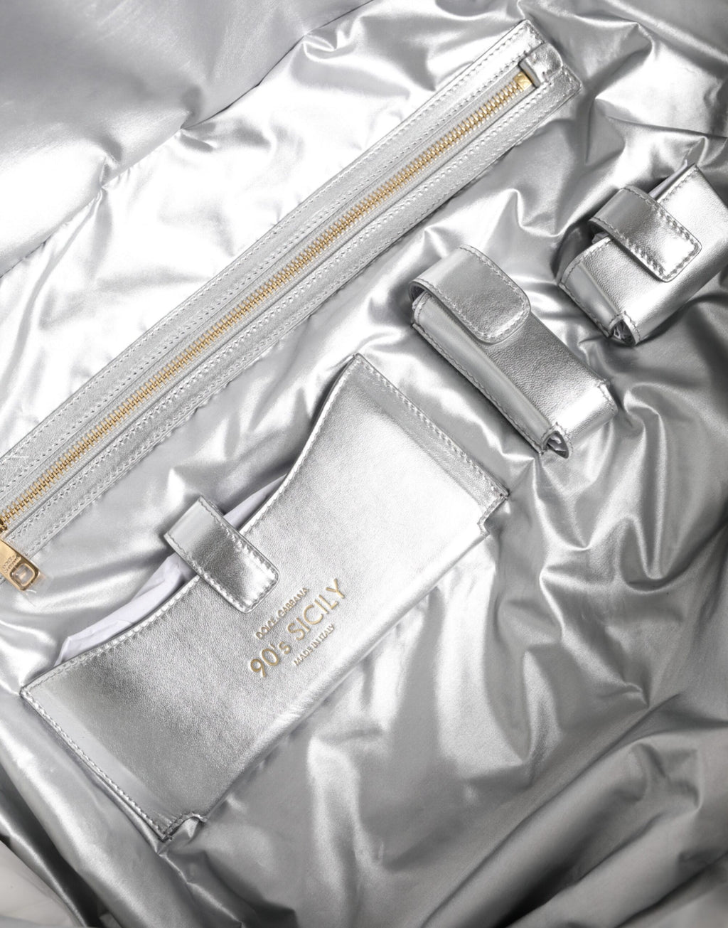 Sac bandoulière en cuir argenté Dolce & Gabbana Sicilian avec matelassage, design élégant et pratique pour un style sophistiqué.