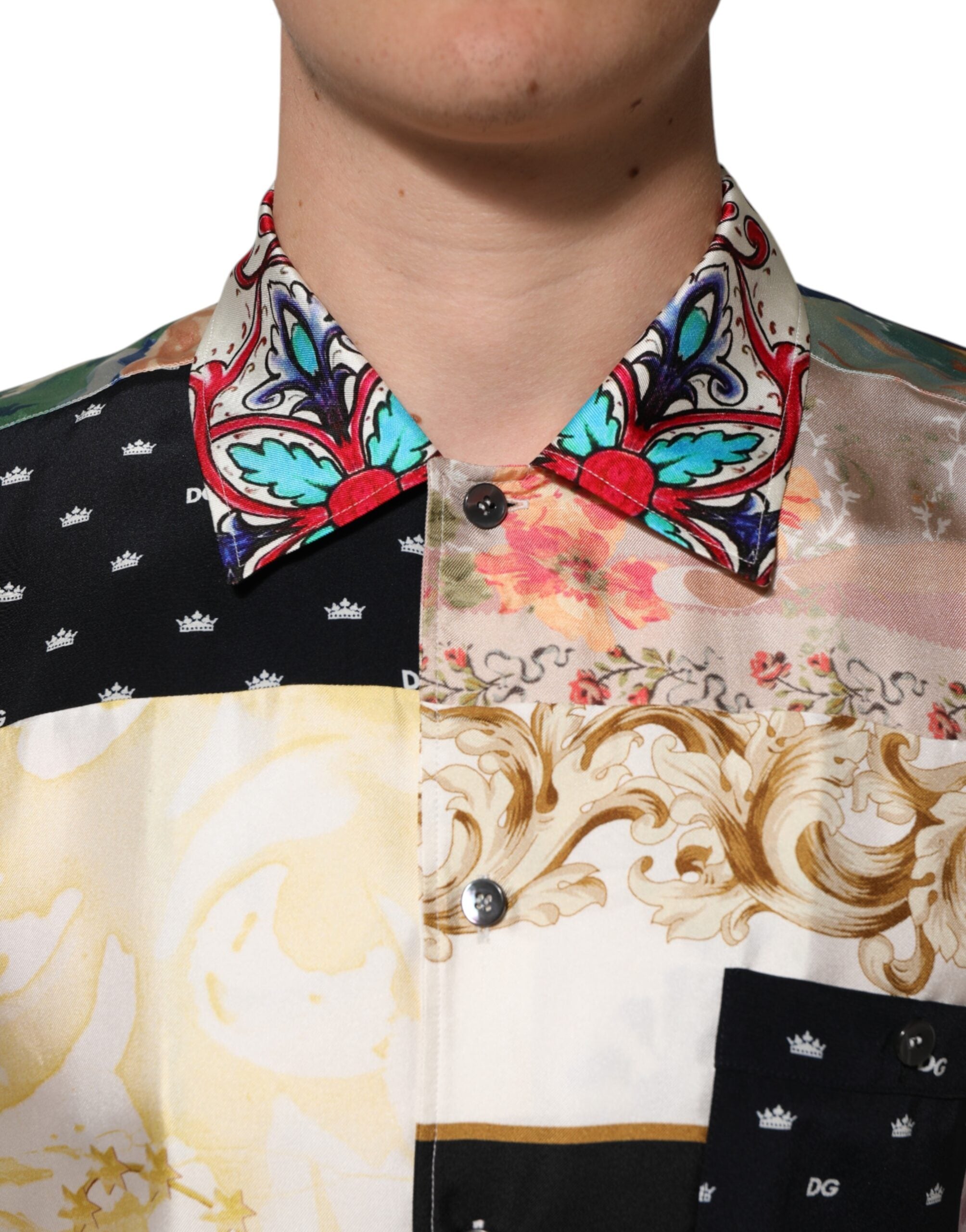 Chemise décontractée Dolce & Gabbana à imprimé multicolore avec boutons, tissu léger et style élégant.