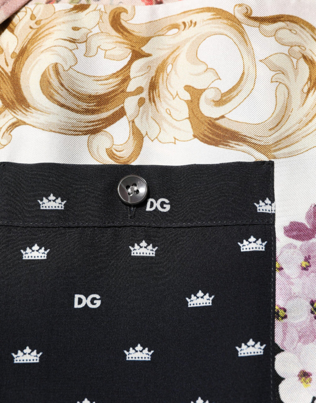Chemise décontractée Dolce & Gabbana à imprimé multicolore, boutonnière, style élégant et coloré.