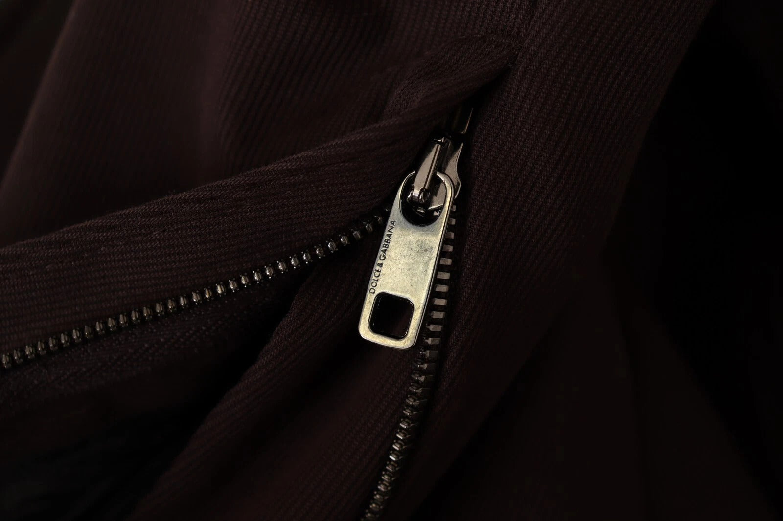 Pantalon slim en coton stretch bordeaux de Dolce & Gabbana, coupe skinny, porté sur un mannequin.