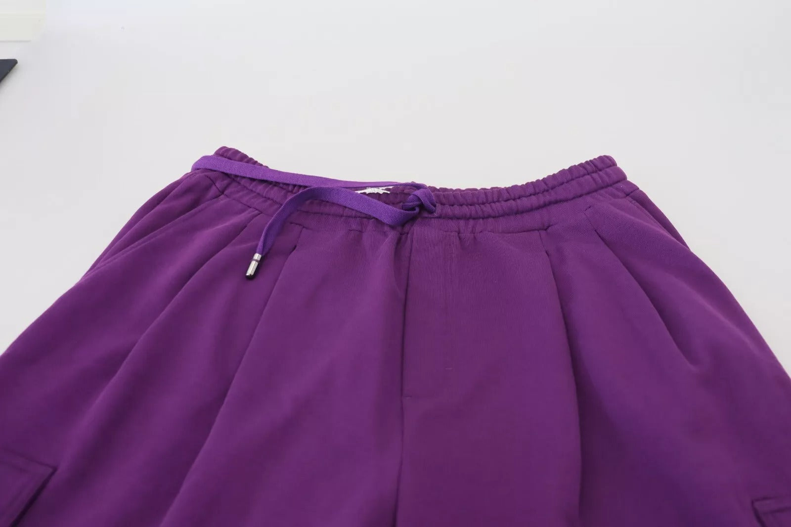 Pantalon jogging cargo en coton violet de Dolce & Gabbana, style décontracté avec poches latérales et taille élastique.