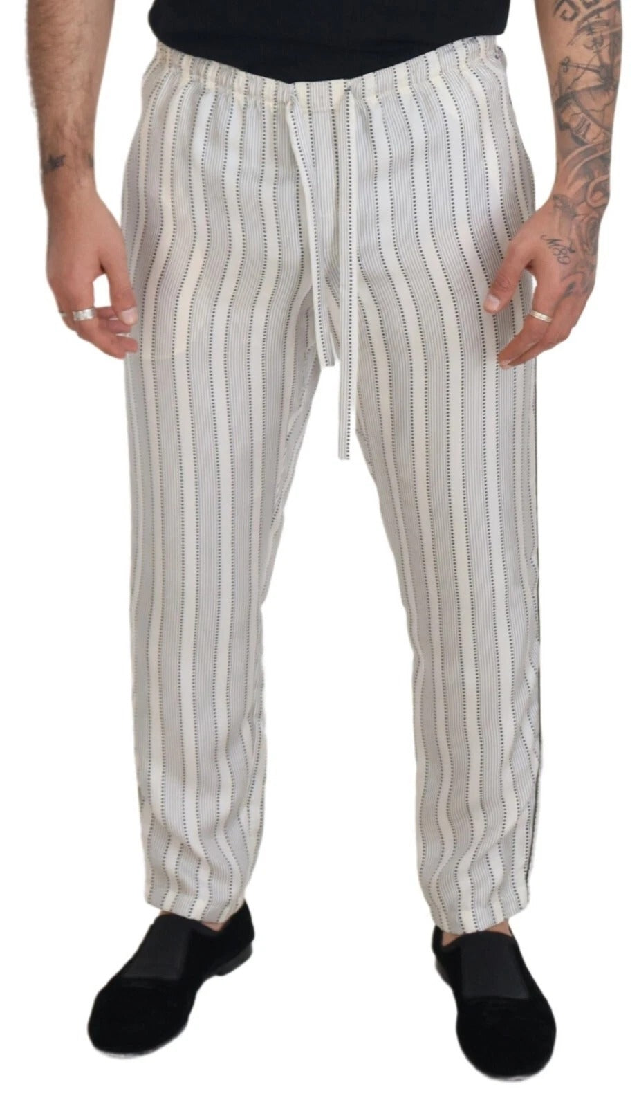 Pantalon de détente en soie à rayures blanches Dolce & Gabbana, style élégant et confortable, visible en détail sur l'image.