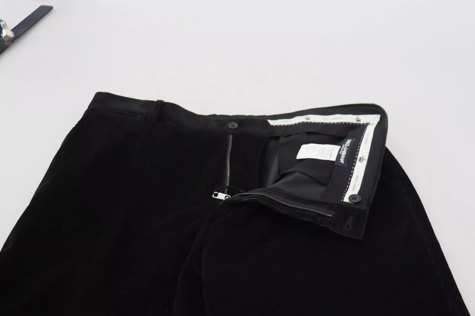 Pantalons chino slim en coton extensible noir de Dolce & Gabbana, vue de face sur un fond blanc.