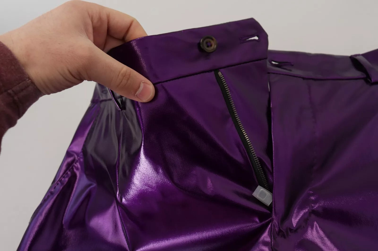Pantalon droit en nylon métallique violet de Dolce & Gabbana, style élégant et moderne, visible avec une coupe fluide et tissu brillant.