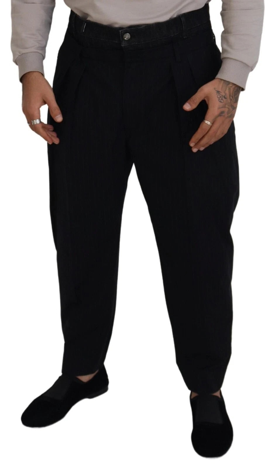 Pantalon en denim noir stretch en coton de Dolce & Gabbana, coupe décontractée et ample, visible sur l'image.