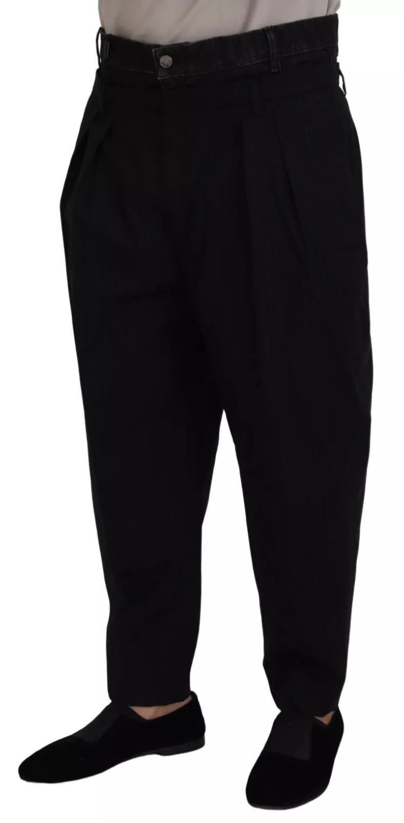 Pantalon en denim noir Dolce & Gabbana en coton extensible, coupe décontractée et taille haute, visible sur le mannequin.