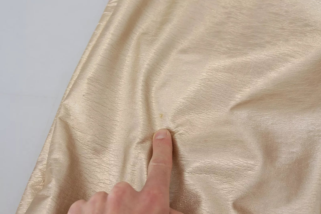 Pantalon droit en polyester doré métallisé de Dolce & Gabbana, style élégant et luxe, visible en détail.