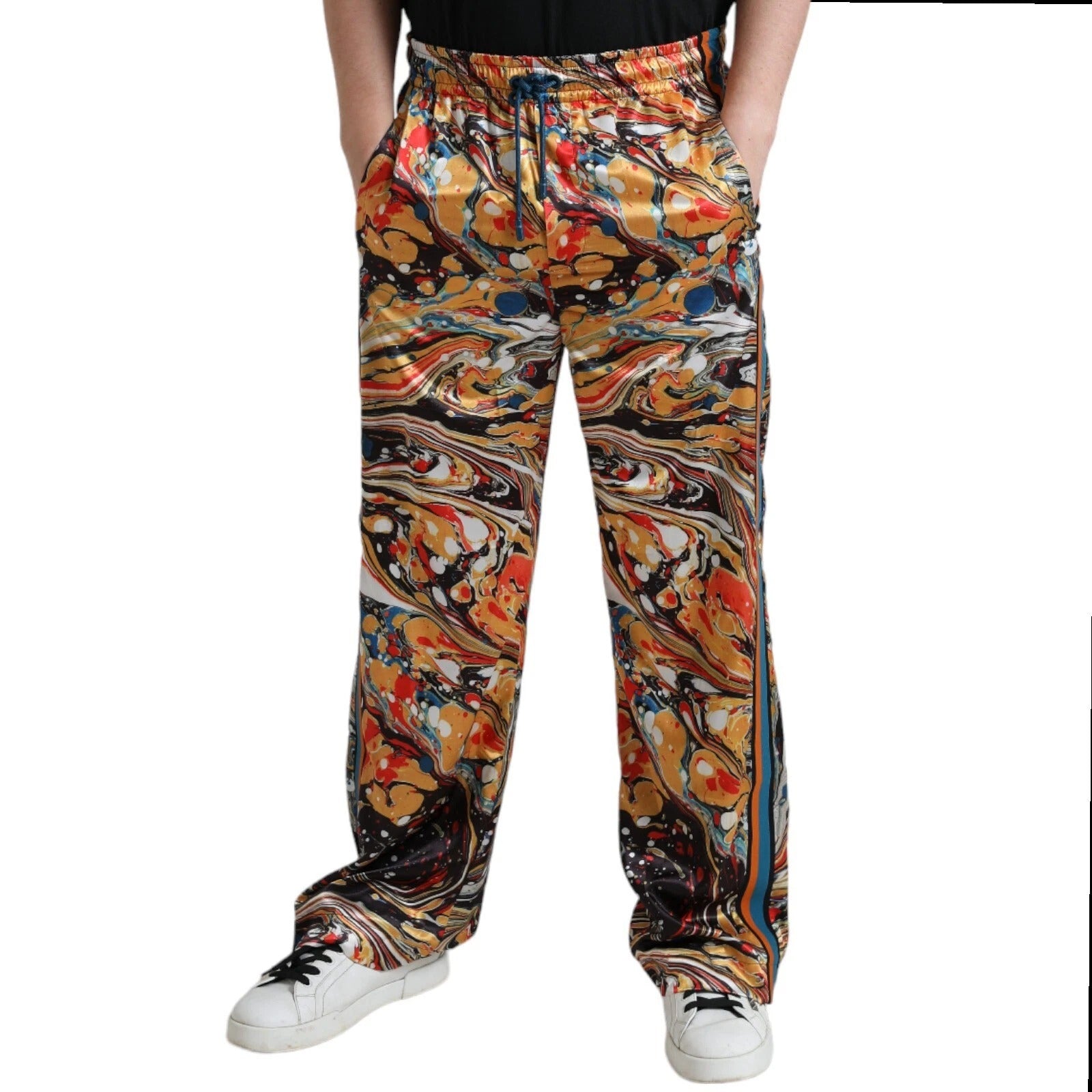 Pantalon satin à imprimé marbre multicolore signé Dolce & Gabbana, style élégant et tendance, vue de face.