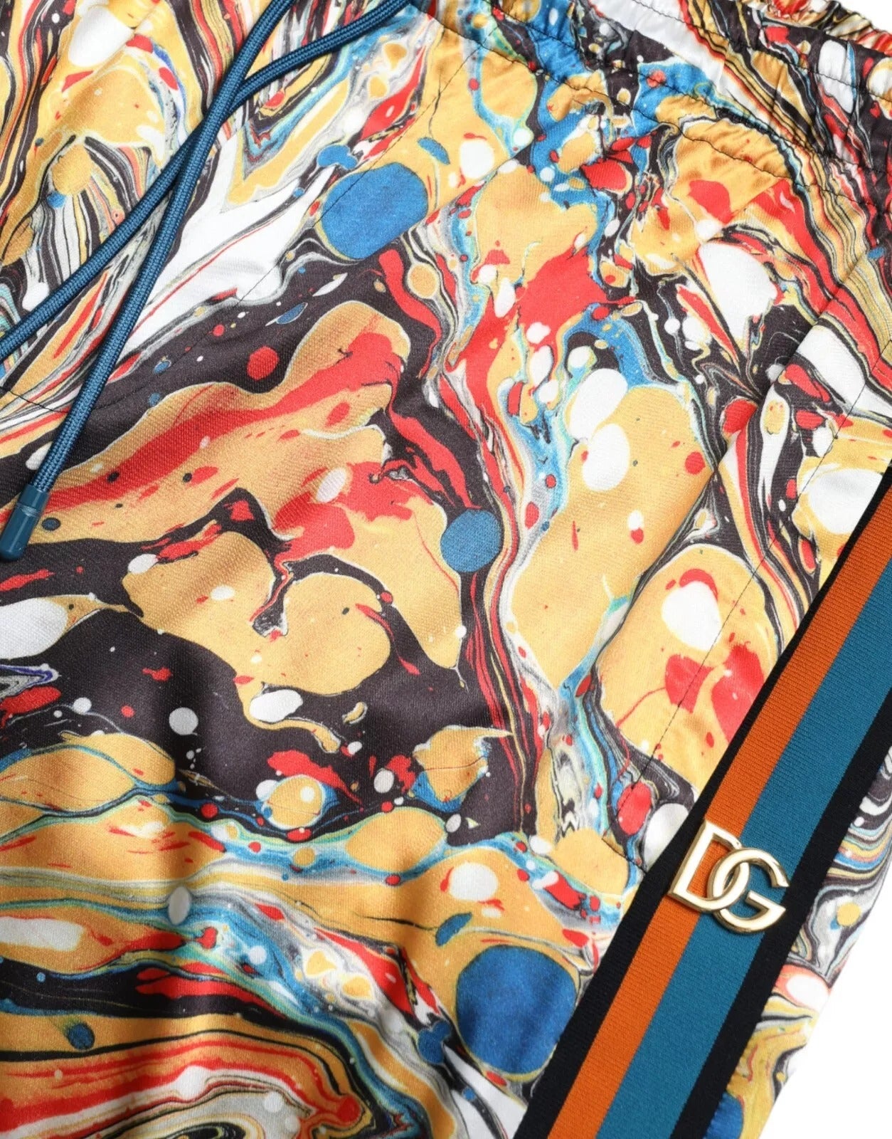Pantalon en satin imprimé marbre multicolore de Dolce & Gabbana, style élégant et tendance.