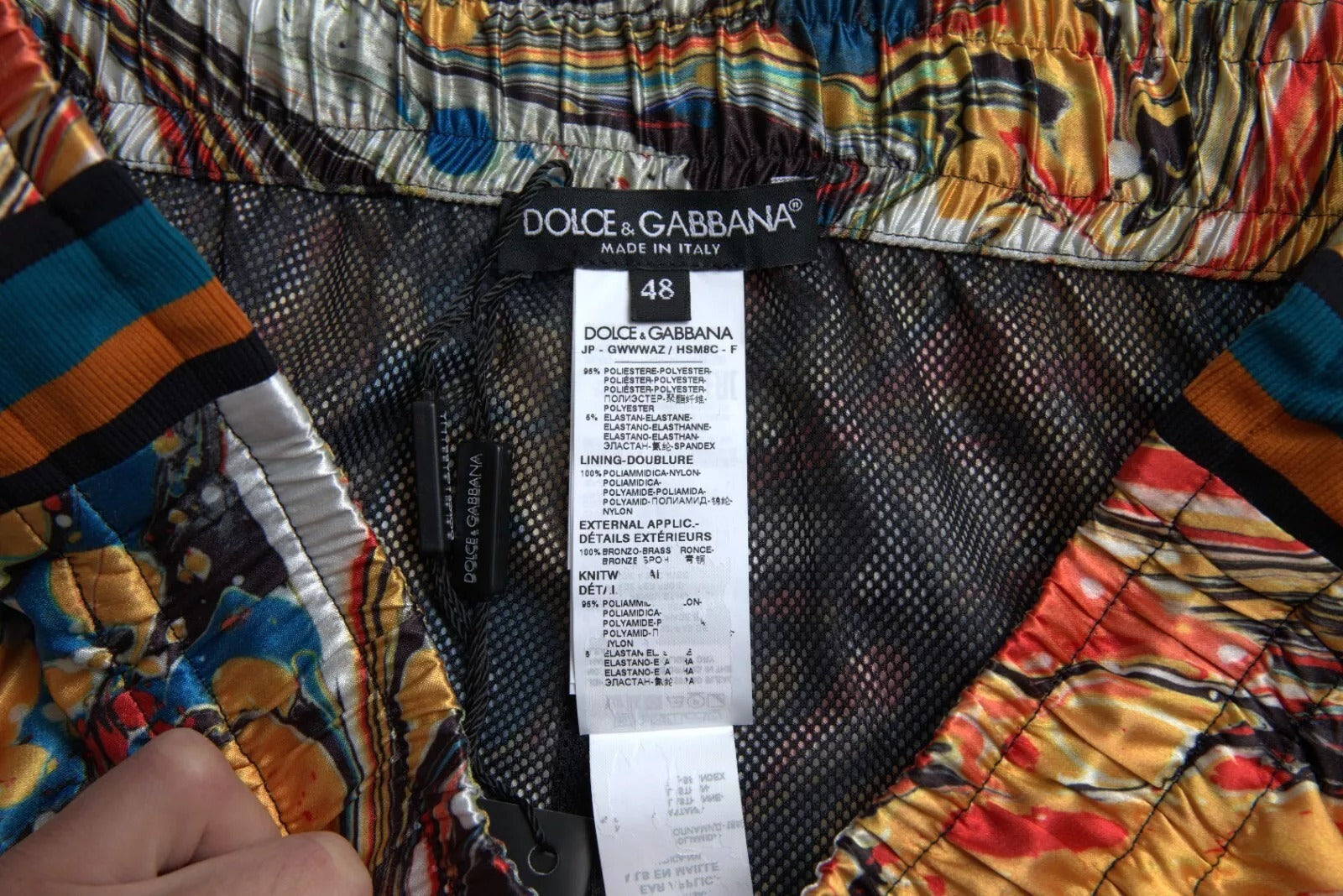 Pantalon en satin à motif marbre multicolore de Dolce & Gabbana, style élégant et tendance.