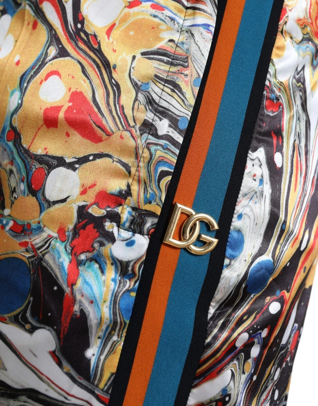 Pantalon en satin à imprimé marbre multicolore de Dolce & Gabbana, style élégant et moderne.