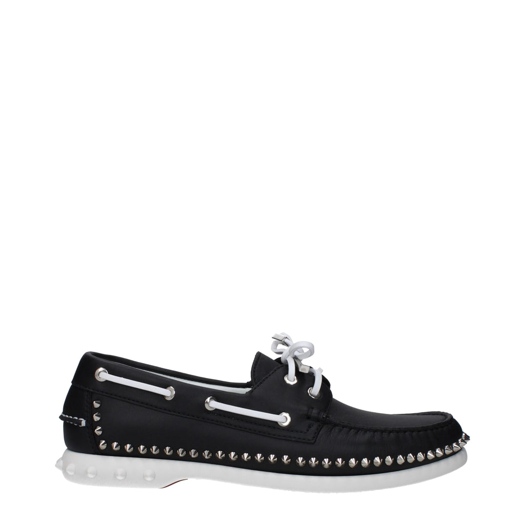 Mocassins en cuir noir Christian Louboutin pour homme, élégants et confortables, avec semelle en cuir et finition soignée.