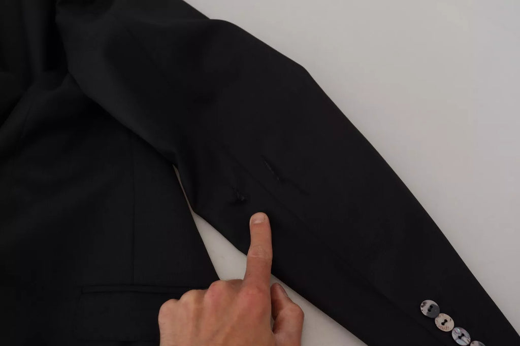 Costume en laine gris melangé Dolce & Gabbana, deux pièces Martini, élégant et sophistiqué, porté sur mannequin.