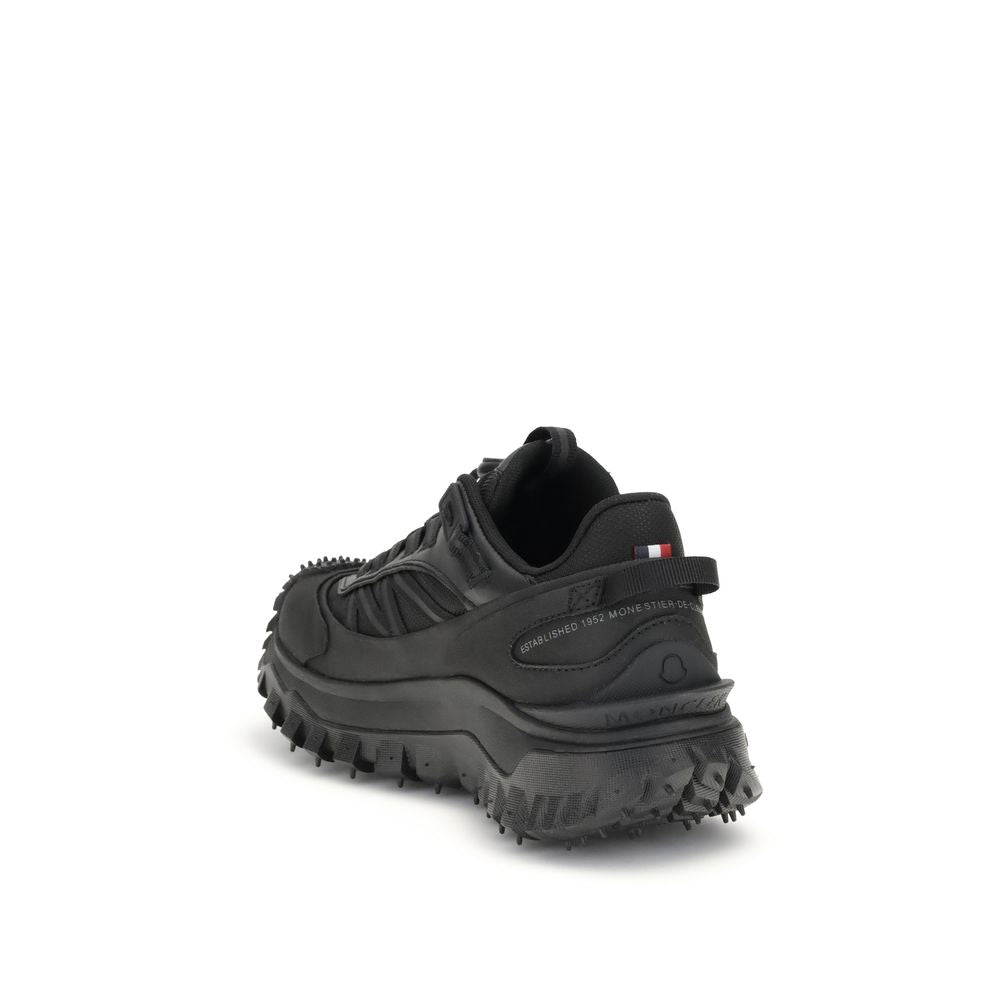 Chaussures de sport Moncler Bos Taurus en cuir de veau noir, sneakers athlétiques élégants avec logo sur le côté.