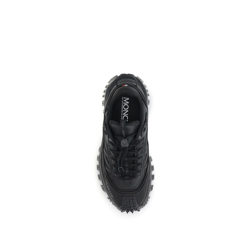 Sneakers Moncler en cuir de veau noir Bos Taurus, chaussures athlétiques élégantes avec détails modernes.