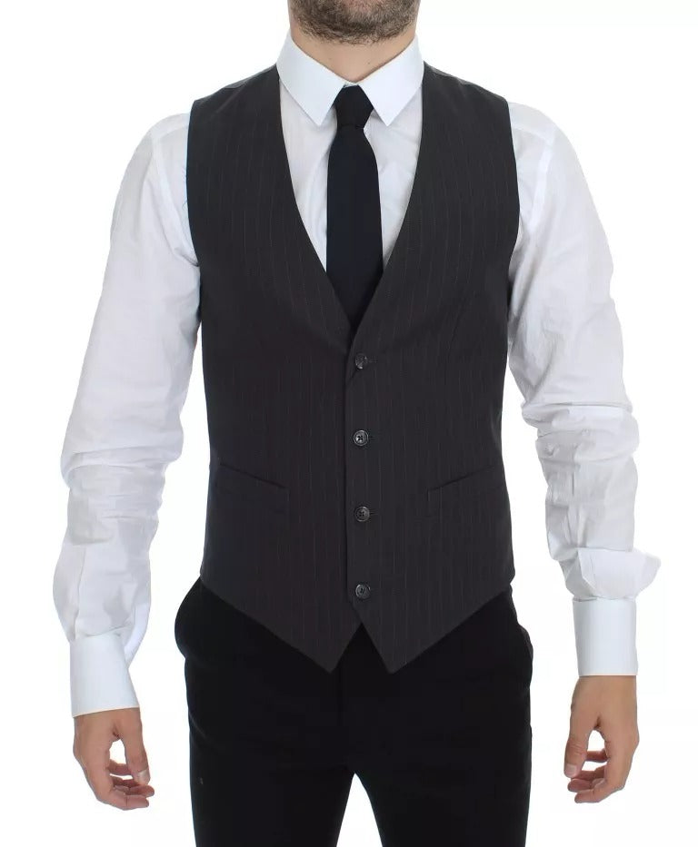 Gilet Dolce & Gabbana gris à rayures pour robe formelle, porté sur un mannequin, détails élégants et tissu sophistiqué