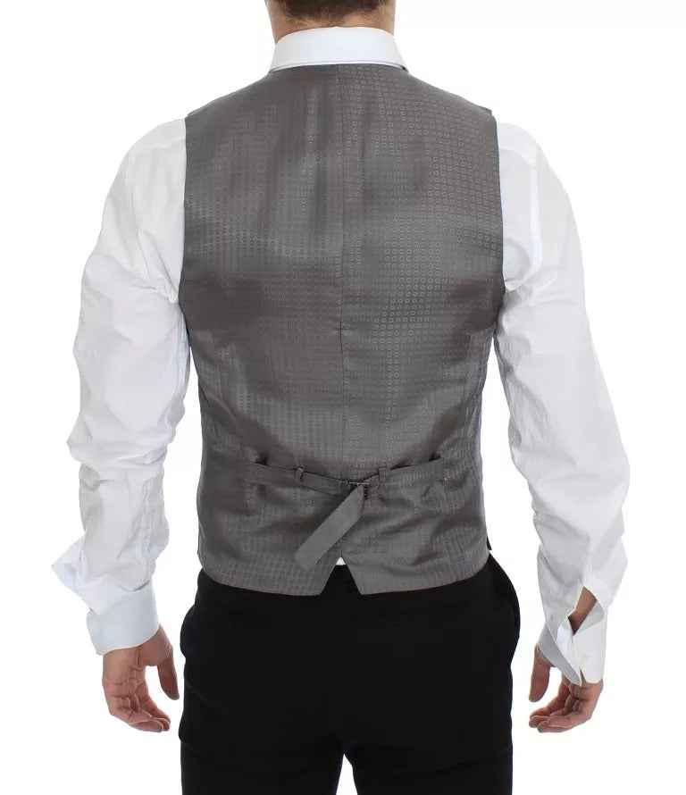 Gilet formel Dolce & Gabbana gris à rayures, veste élégante pour homme ou femme, porté sur une tenue sophistiquée.