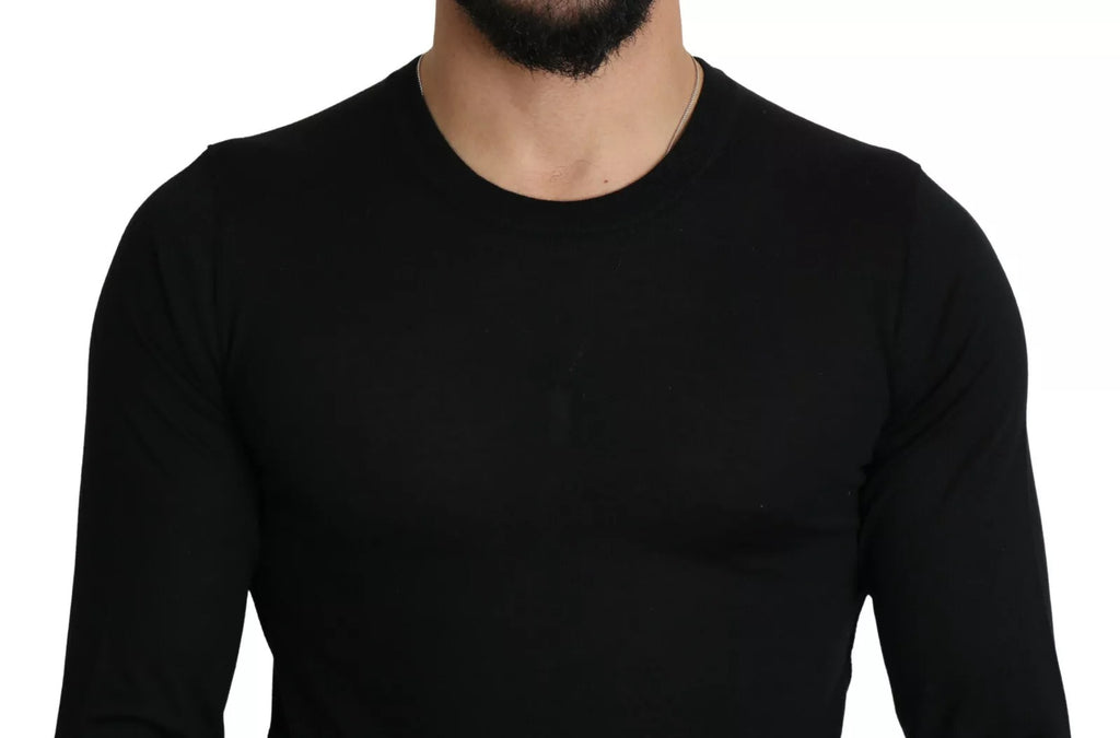 Pull-over en cachemire noir Dolce & Gabbana, col rond, douceur élégante, porté par un mannequin.