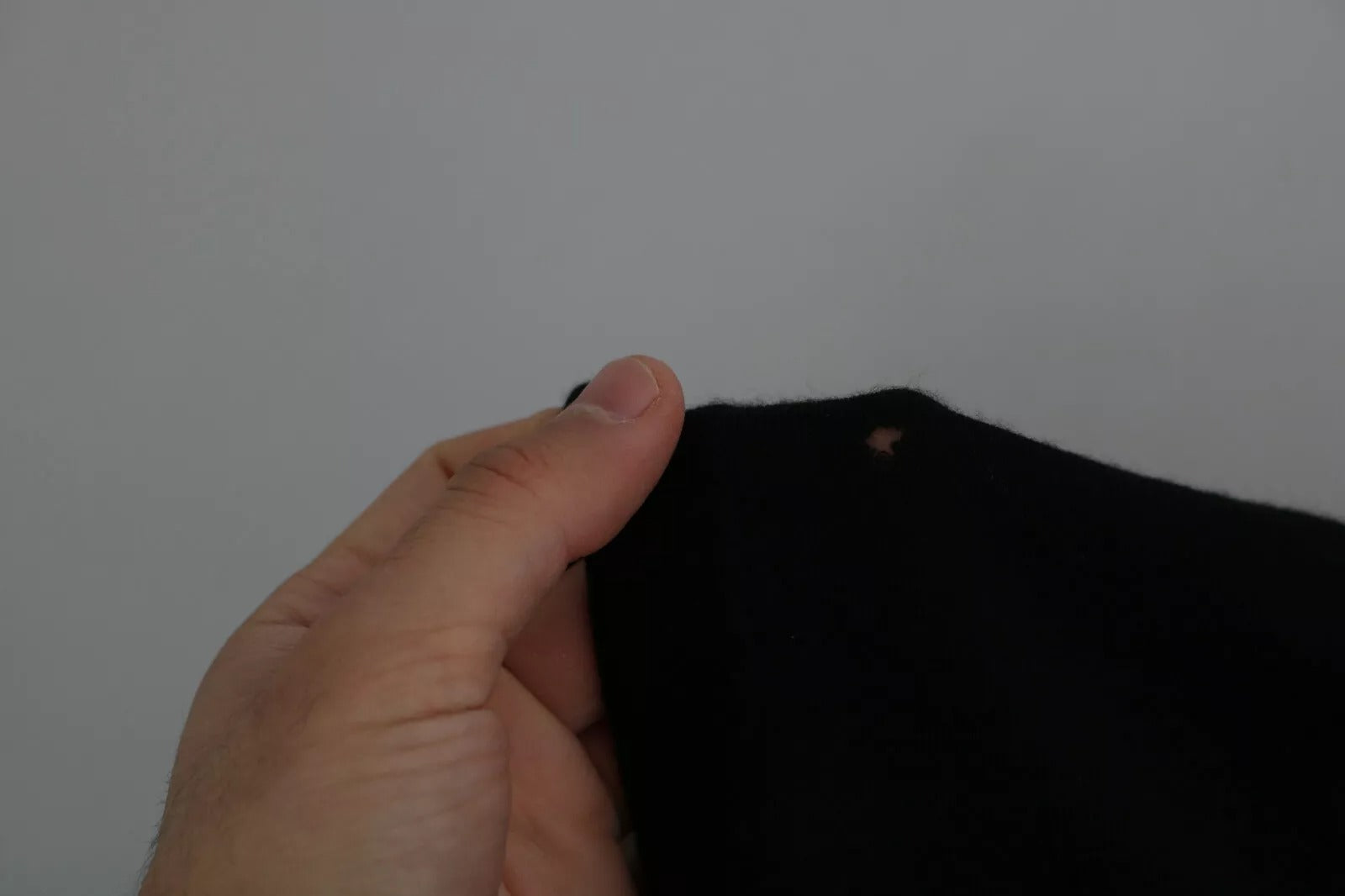 Pull en cachemire noir Dolce & Gabbana à col rond, doux et élégant, visible en détail dans l’image.