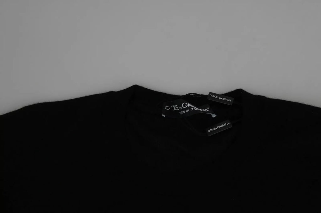 Pull-over Dolce & Gabbana en cachemire noir à col rond, doux et élégant, porté sur un mannequin.