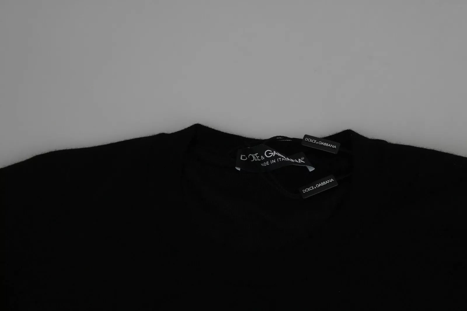 Pull-over Dolce & Gabbana en cachemire noir à col rond, doux et élégant, porté sur un mannequin.