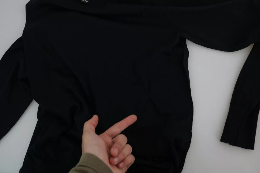 Pull-over Dolce & Gabbana en cachemire noir avec col rond, doux et élégant, porté sur un mannequin.