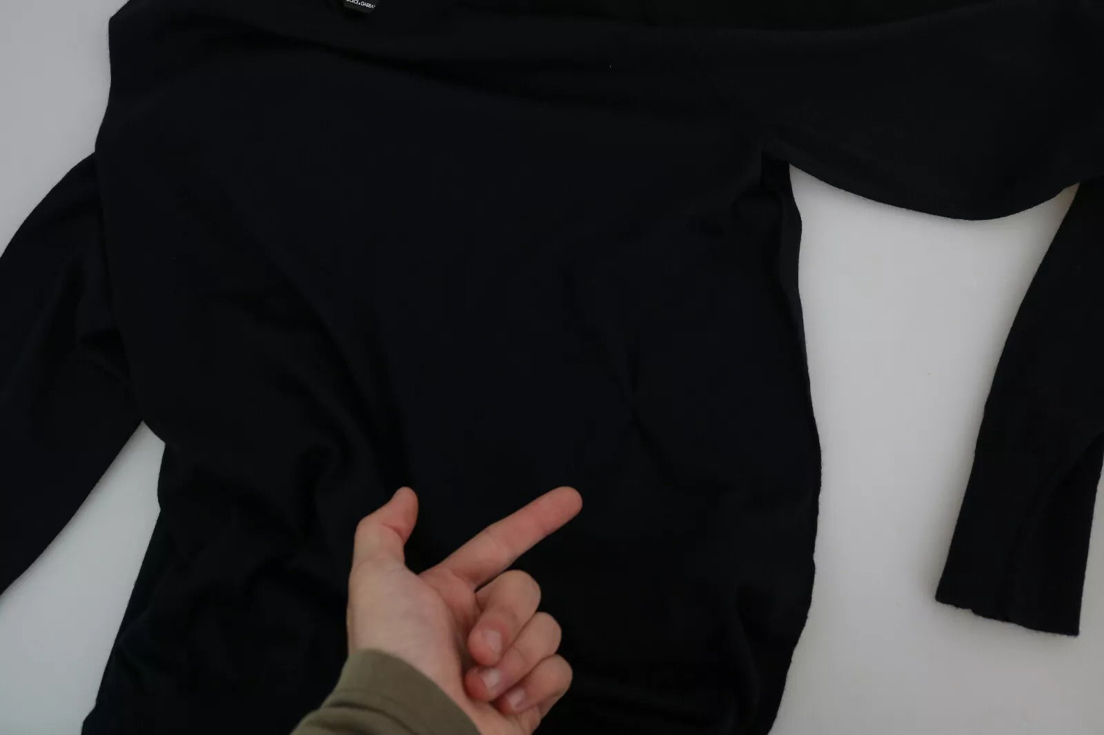 Pull-over Dolce & Gabbana en cachemire noir avec col rond, doux et élégant, porté sur un mannequin.