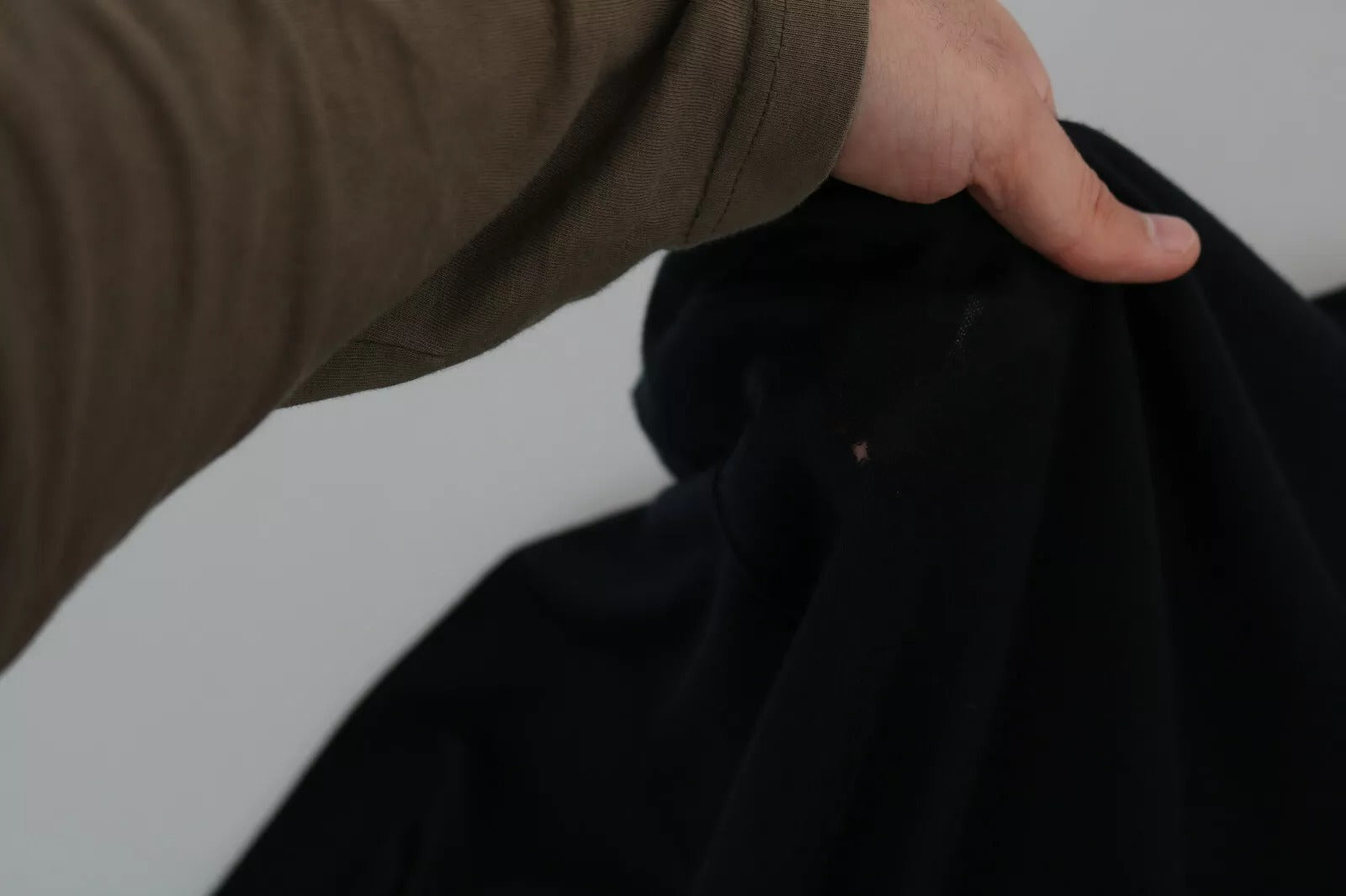 Pull-over en cachemire noir Dolce & Gabbana à col ras du cou, doux et élégant, pour homme ou femme.
