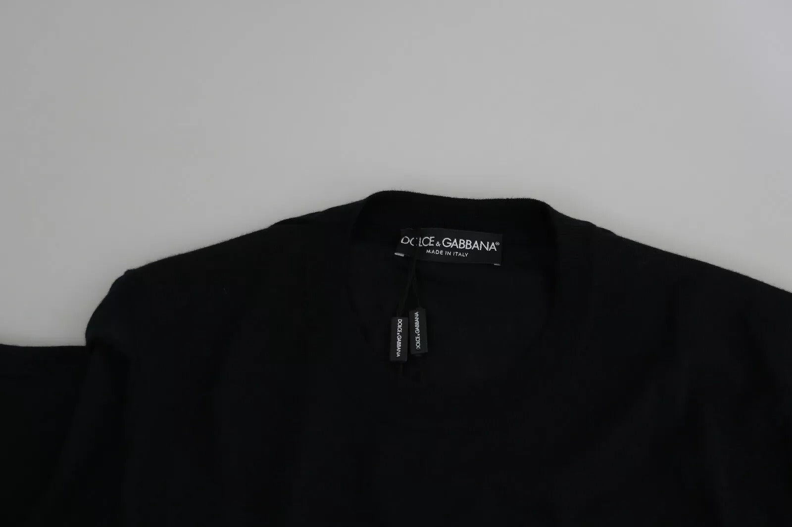 Pull en cachemire noir Dolce & Gabbana à col rond, doux et élégant, porté de face.