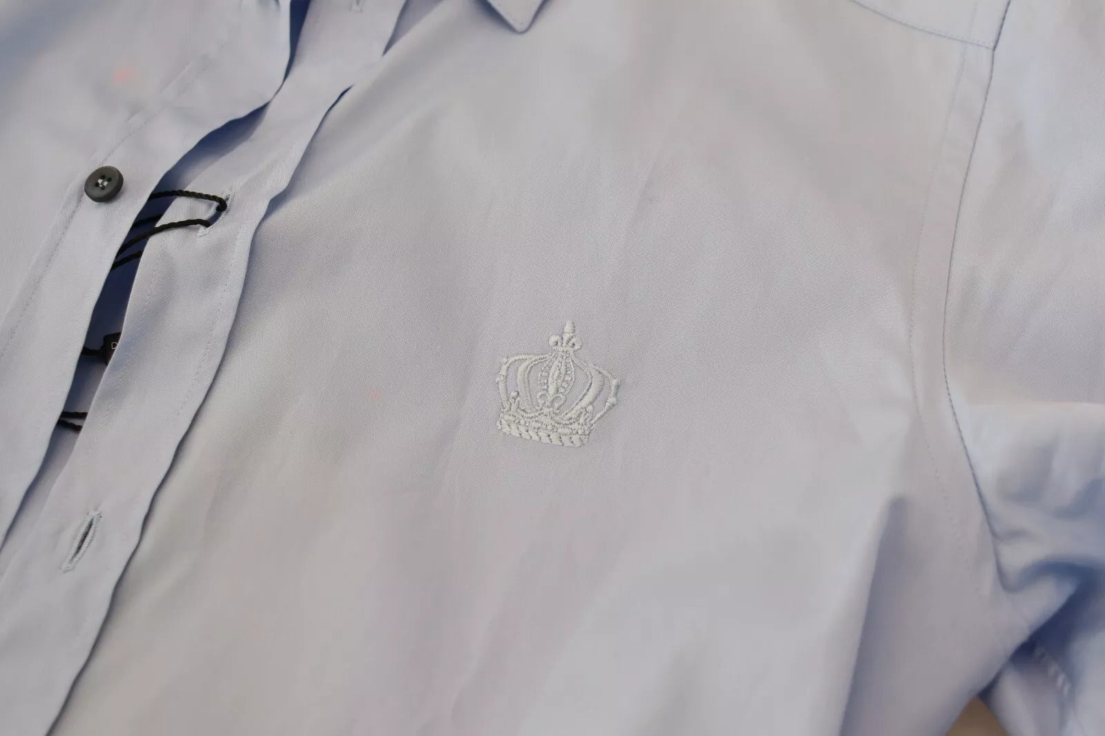Chemise slim en coton Light Blue de Dolce & Gabbana, coupe ajustée et élégante, détails visibles sur le col et les boutons.