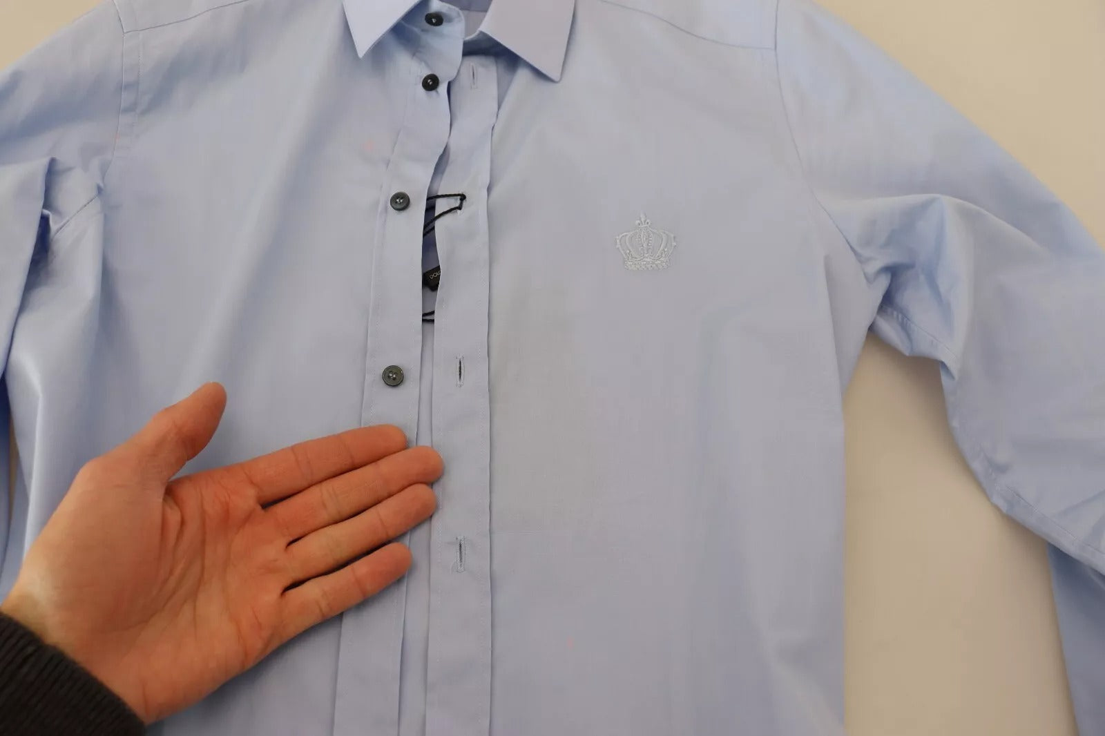 Chemise slim en coton Dolce & Gabbana Light Blue, ajustée, avec col classique et boutons visibles.