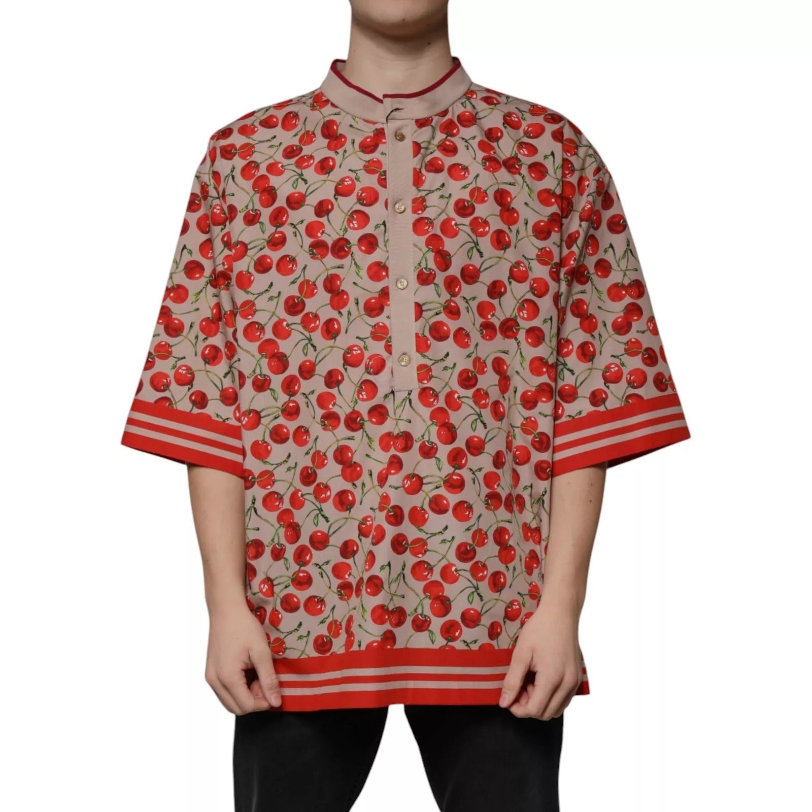 Chemise décontractée en nylon beige à boutons Dolce & Gabbana avec motif cerise, vue de face.