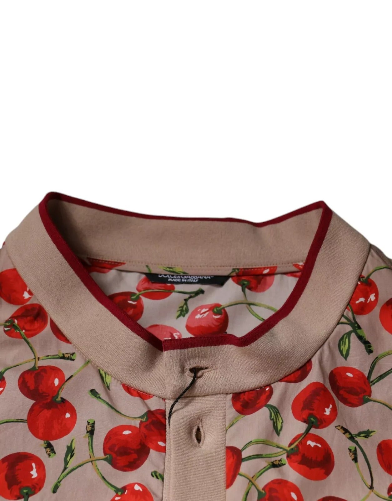 Chemise décontractée en nylon beige avec boutons et motif cerise, Dolce & Gabbana, style casual et élégance.