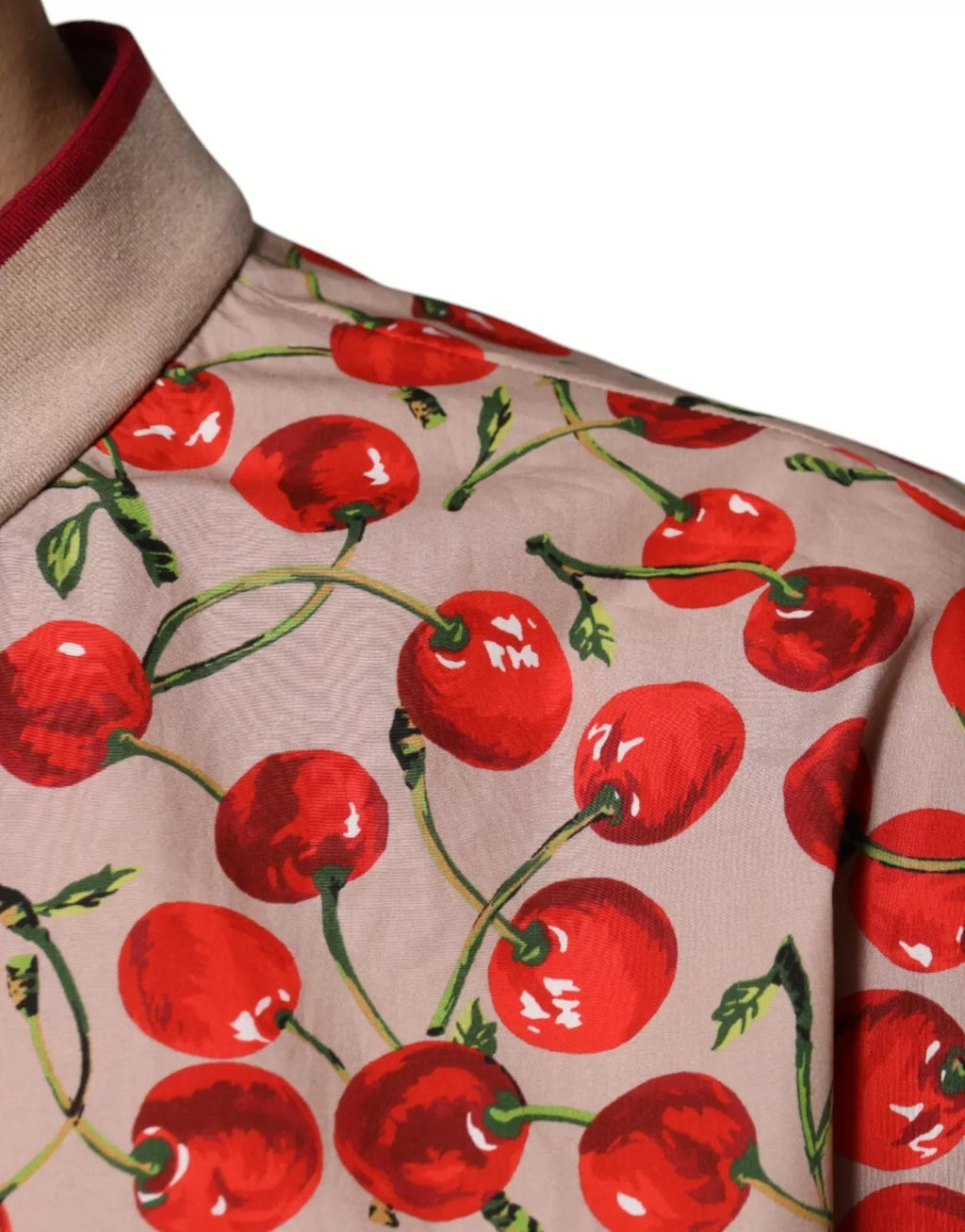 Chemise décontractée en nylon beige avec boutons Dolce & Gabbana, motif cerise, style casual et élégance raffinée.