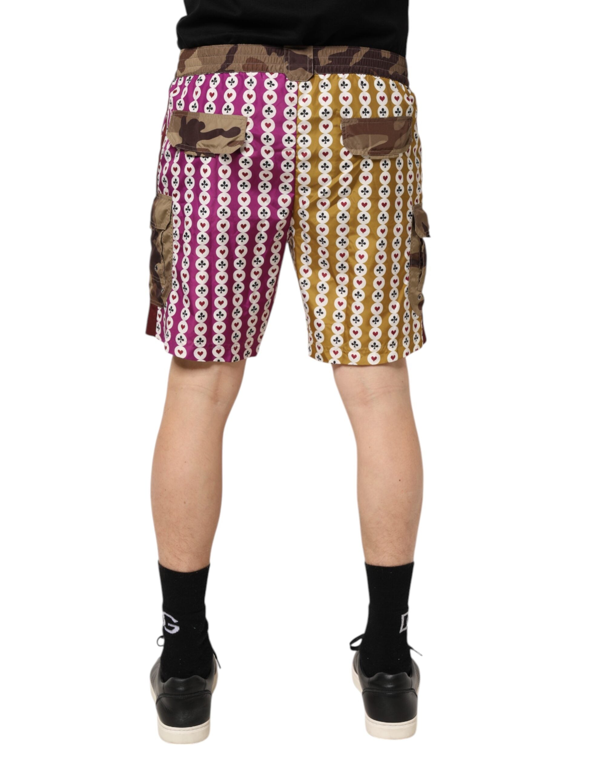Shorts de bain Dolce & Gabbana à motif camouflage multicolore avec cartes à jouer, style élégant et tendance.