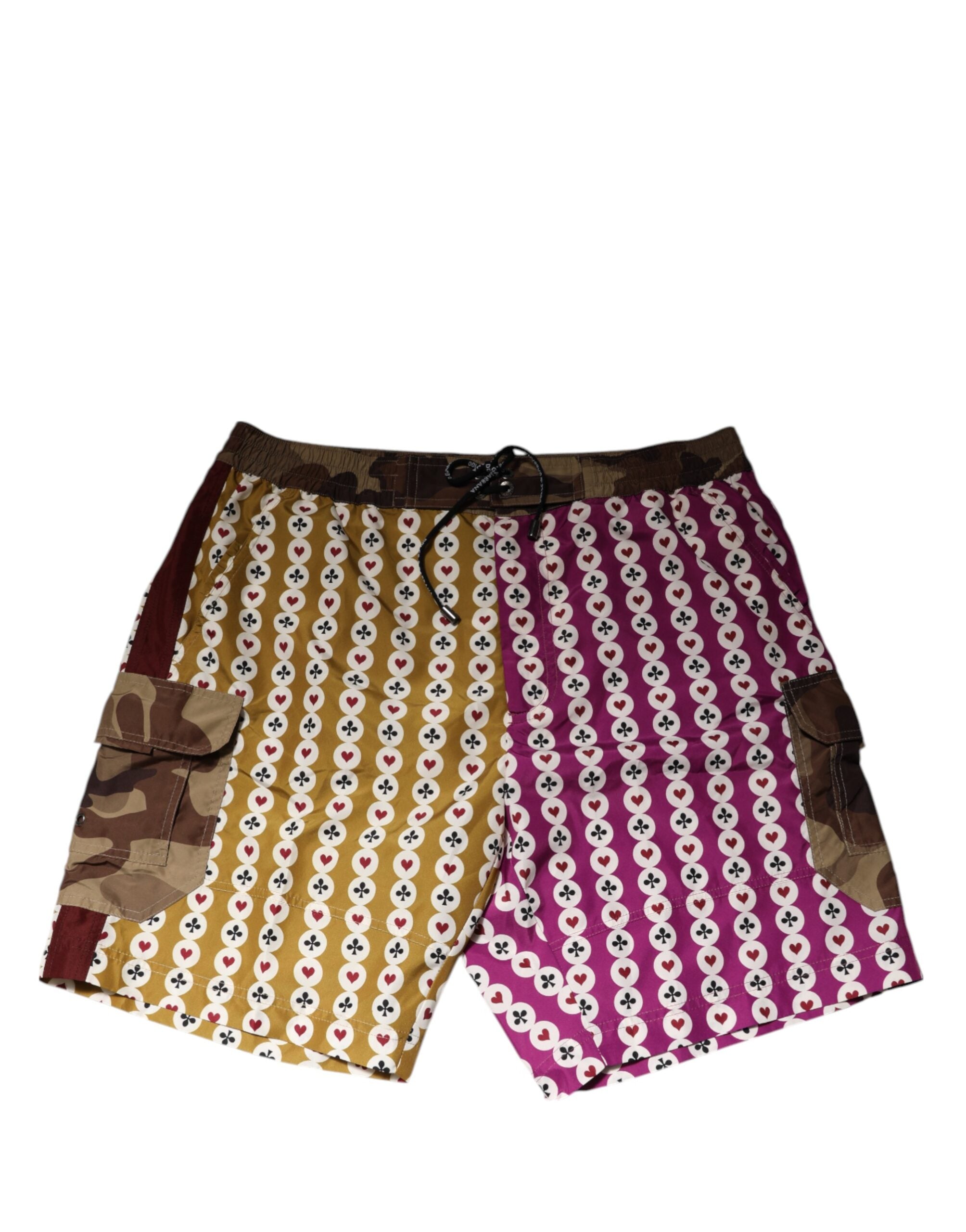 Shorts de bain Dolce & Gabbana à motif camouflage multicolore avec cartes à jouer, style élégant et tendance.