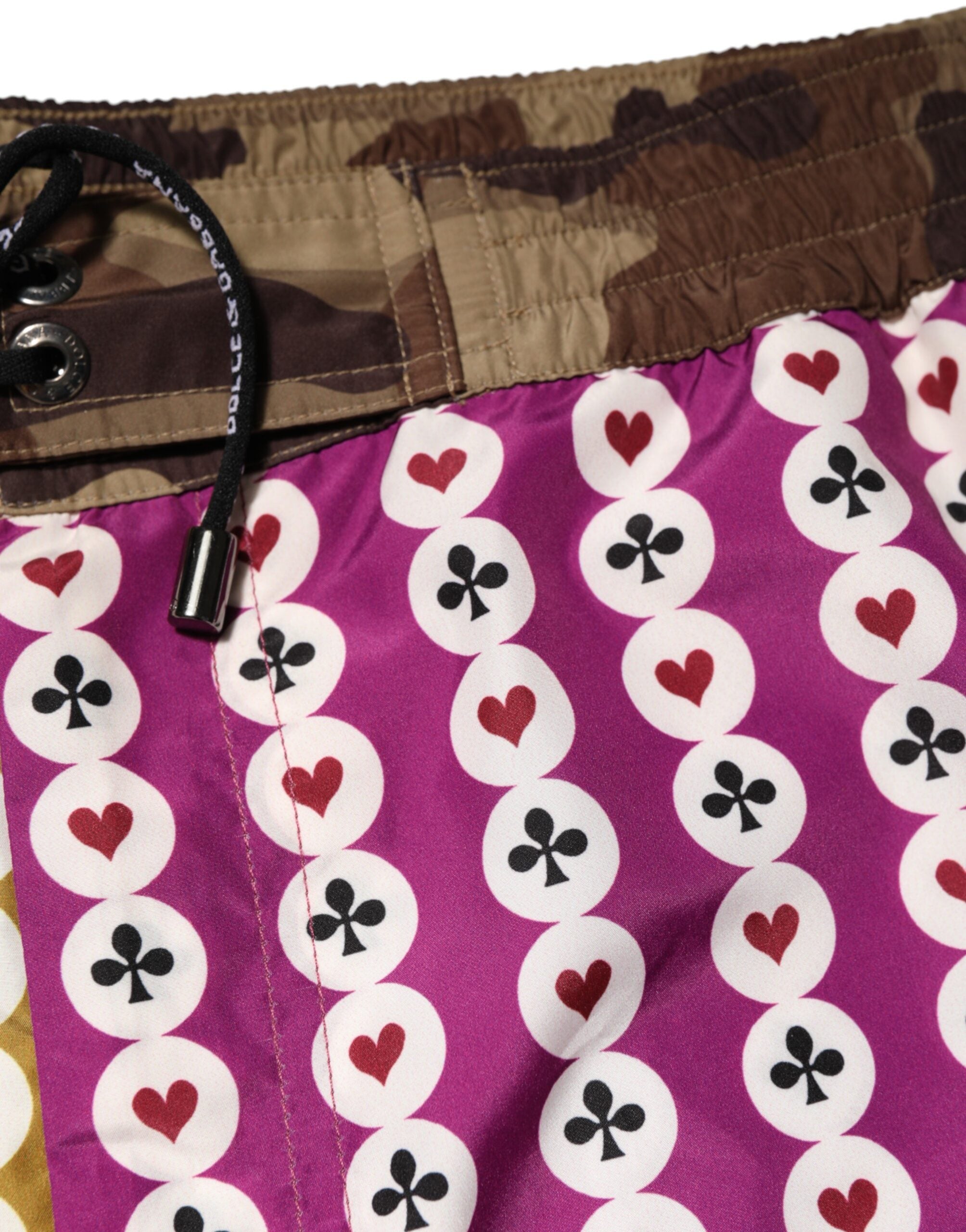 Shorts de bain Dolce & Gabbana à motif camouflage multicolore, style jeu de cartes, vêtements de plage tendance.