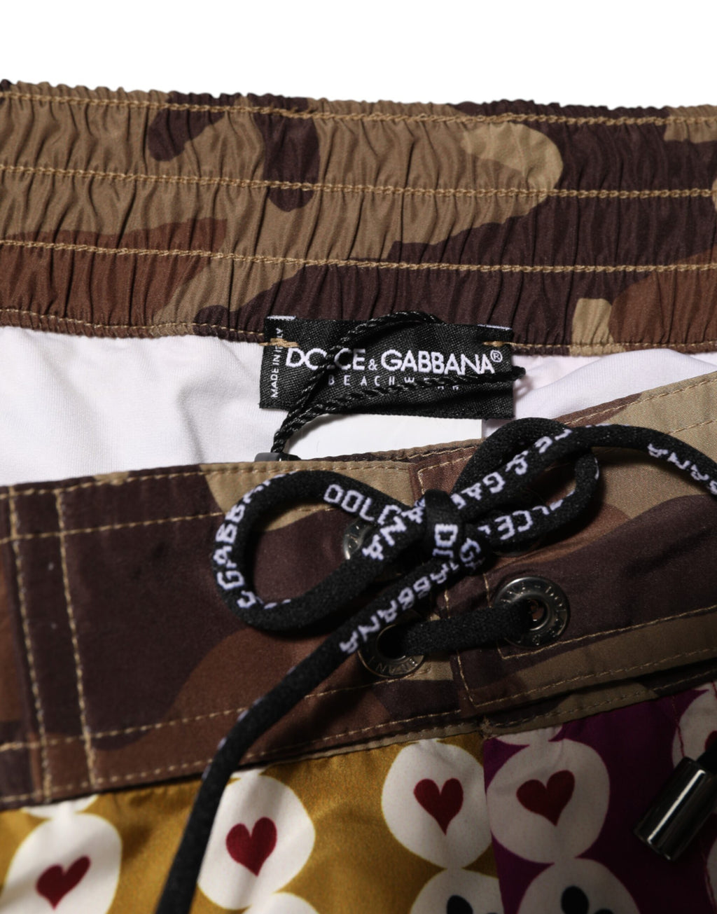 Shorts de bain Dolce & Gabbana à motif camouflage multicolore, style cartes à jouer, pour homme.