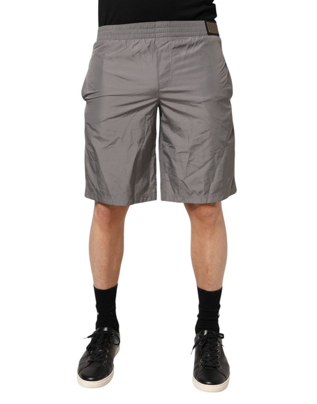 Shorts de bain en nylon gris clair Dolce & Gabbana avec taille élastique, parfaits pour la plage ou la piscine.