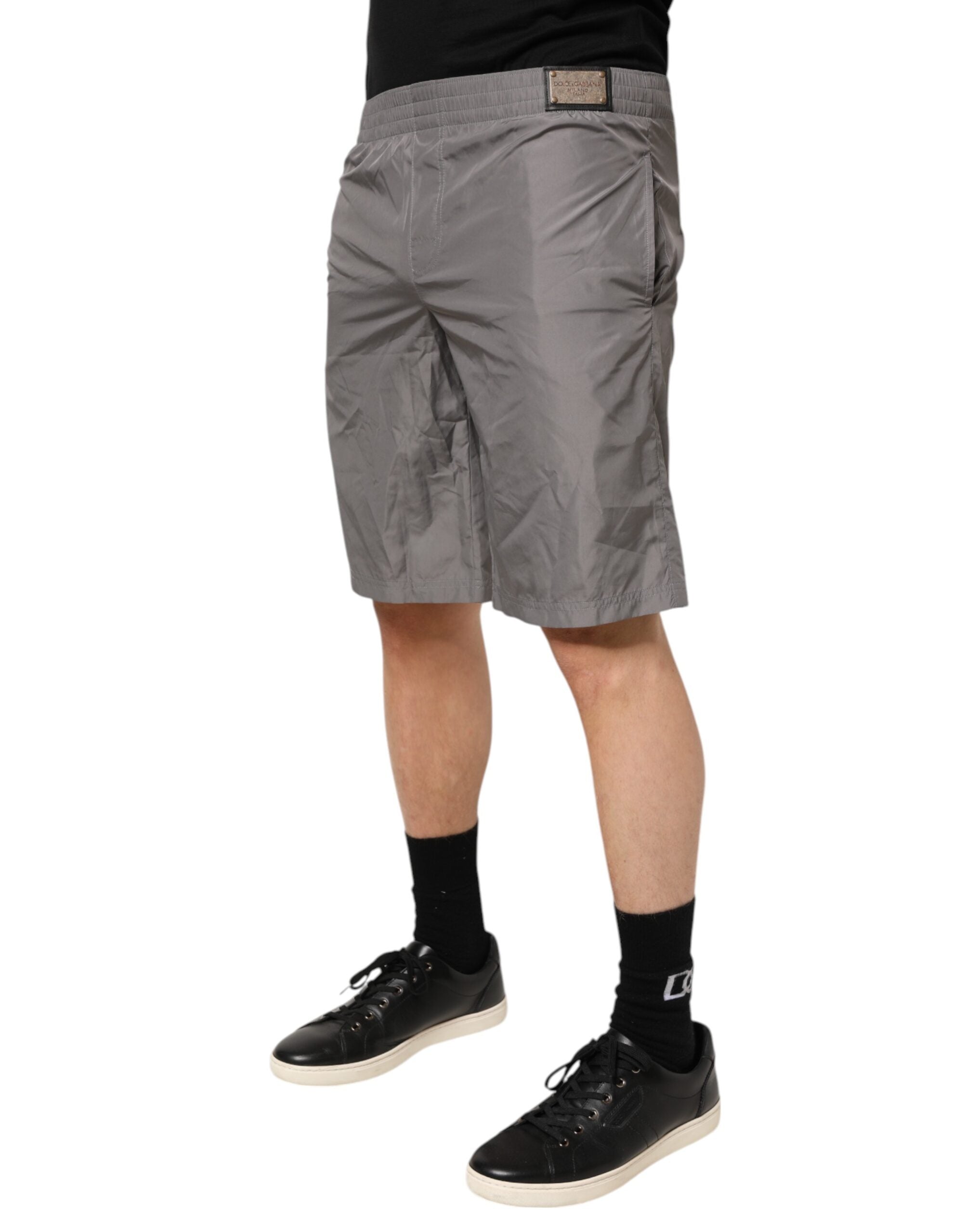 Shorts de bain en nylon gris clair Dolce & Gabbana avec ceinture élastique, style décontracté et confortable.