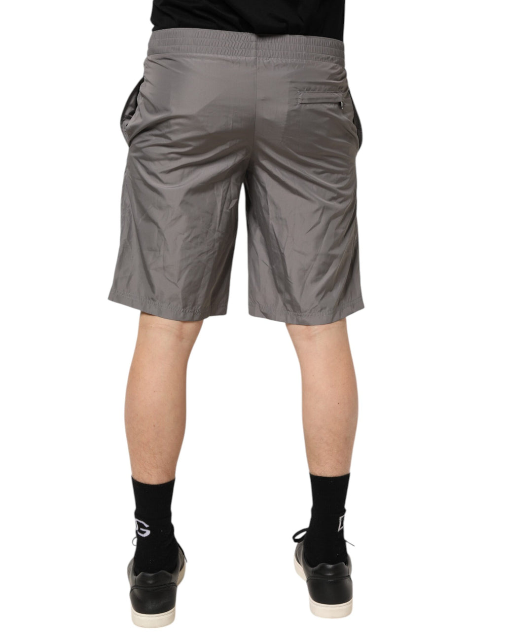Shorts de bain en nylon gris clair Dolce & Gabbana avec taille élastique, idéals pour la plage ou la piscine.