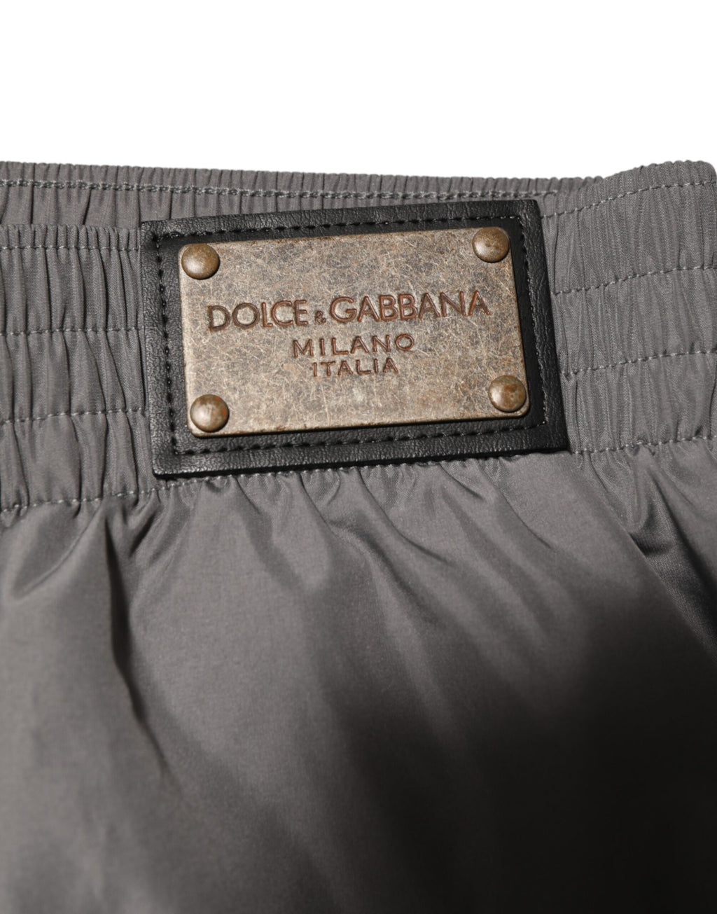 Shorts de bain en nylon gris clair Dolce & Gabbana avec taille élastique et style décontracté.