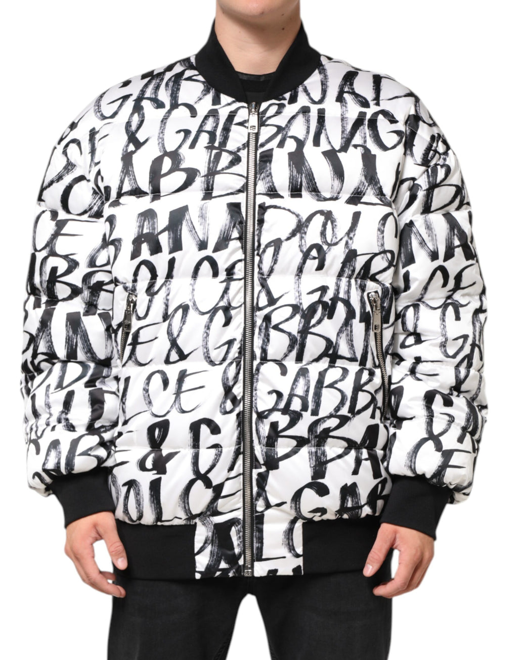 Veste matelassée Dolce & Gabbana blanche et noire avec logo graffiti, style bomber chaud et tendance.