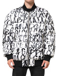 Veste matelassée Dolce & Gabbana blanche et noire avec logo graffiti, style bomber chaud et tendance.