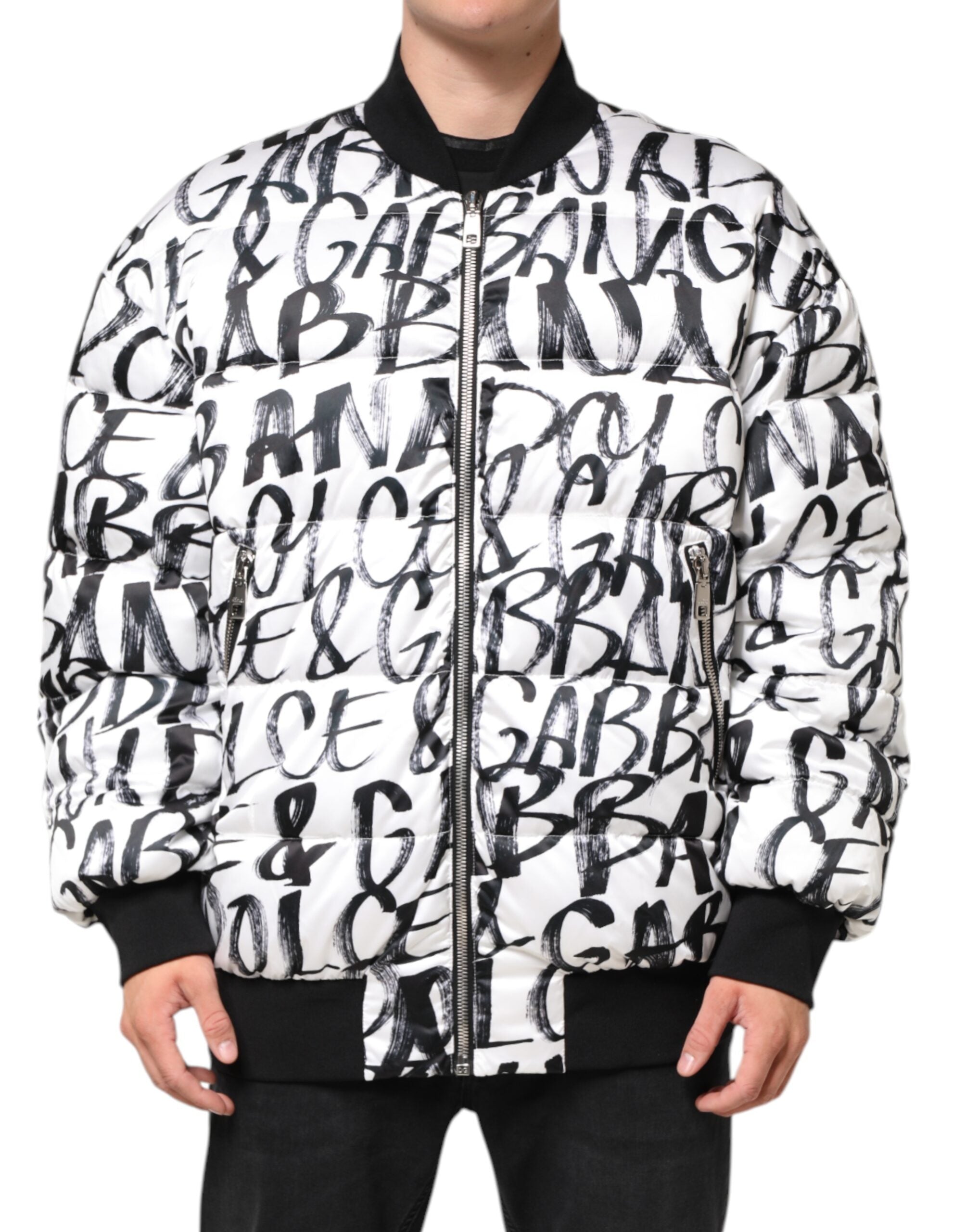 Veste matelassée Dolce & Gabbana blanche et noire avec logo graffiti, style bomber chaud et tendance.