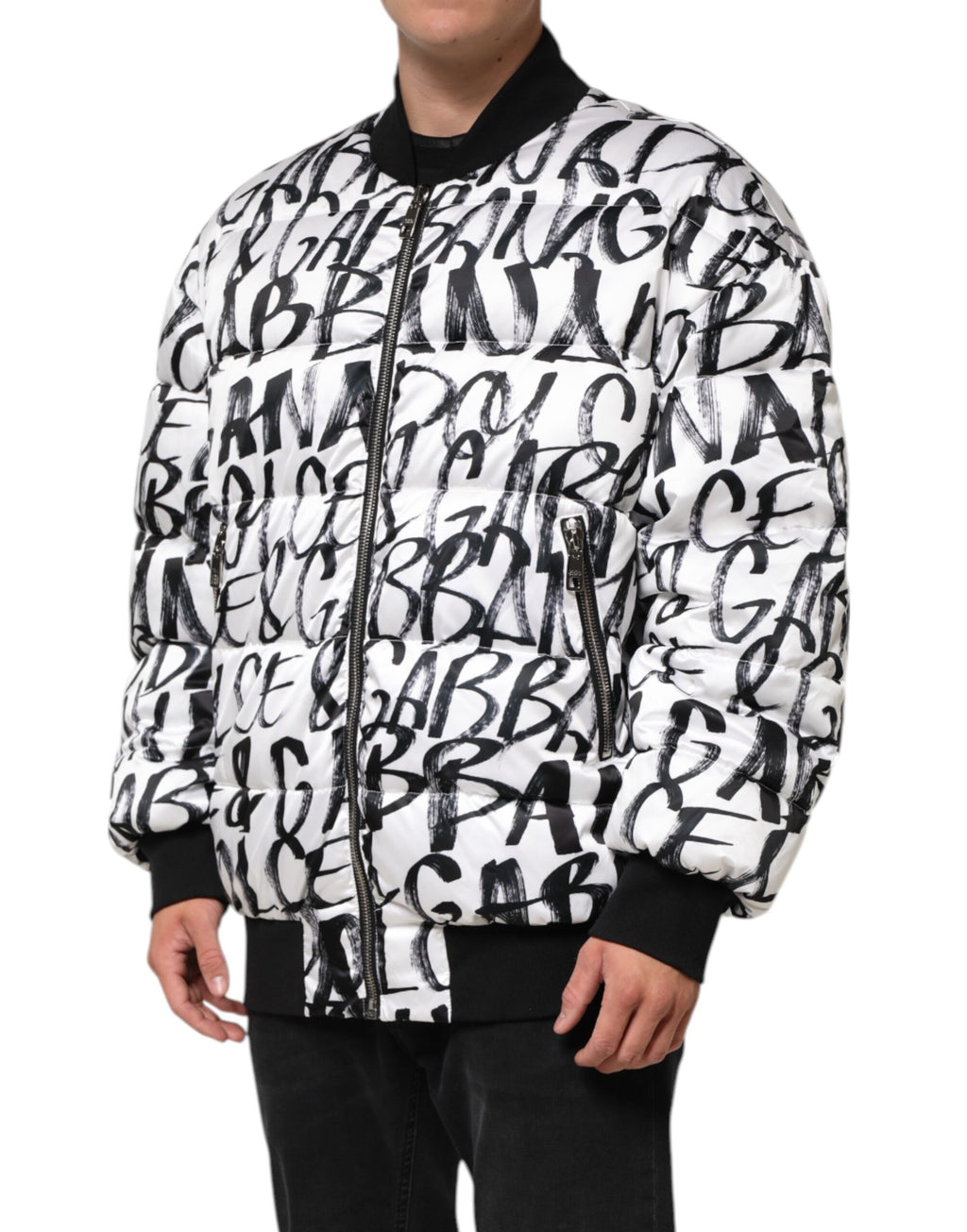 Veste bomber matelassée blanche et noire Dolce & Gabbana avec logo graffiti, style urbain et tendance.