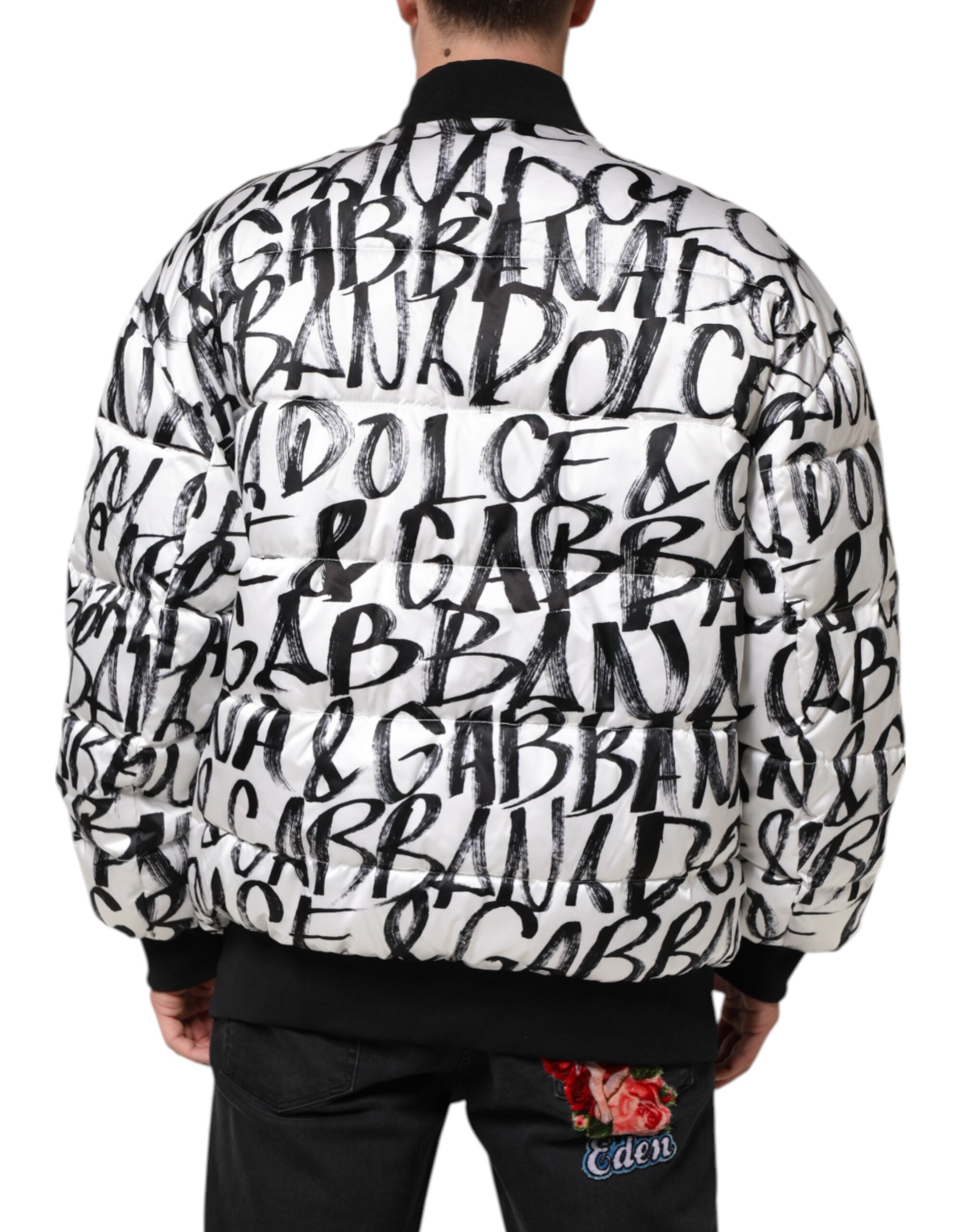 Veste bomber matelassée Dolce & Gabbana blanche et noire avec logo graffiti, style urbain et tendance.