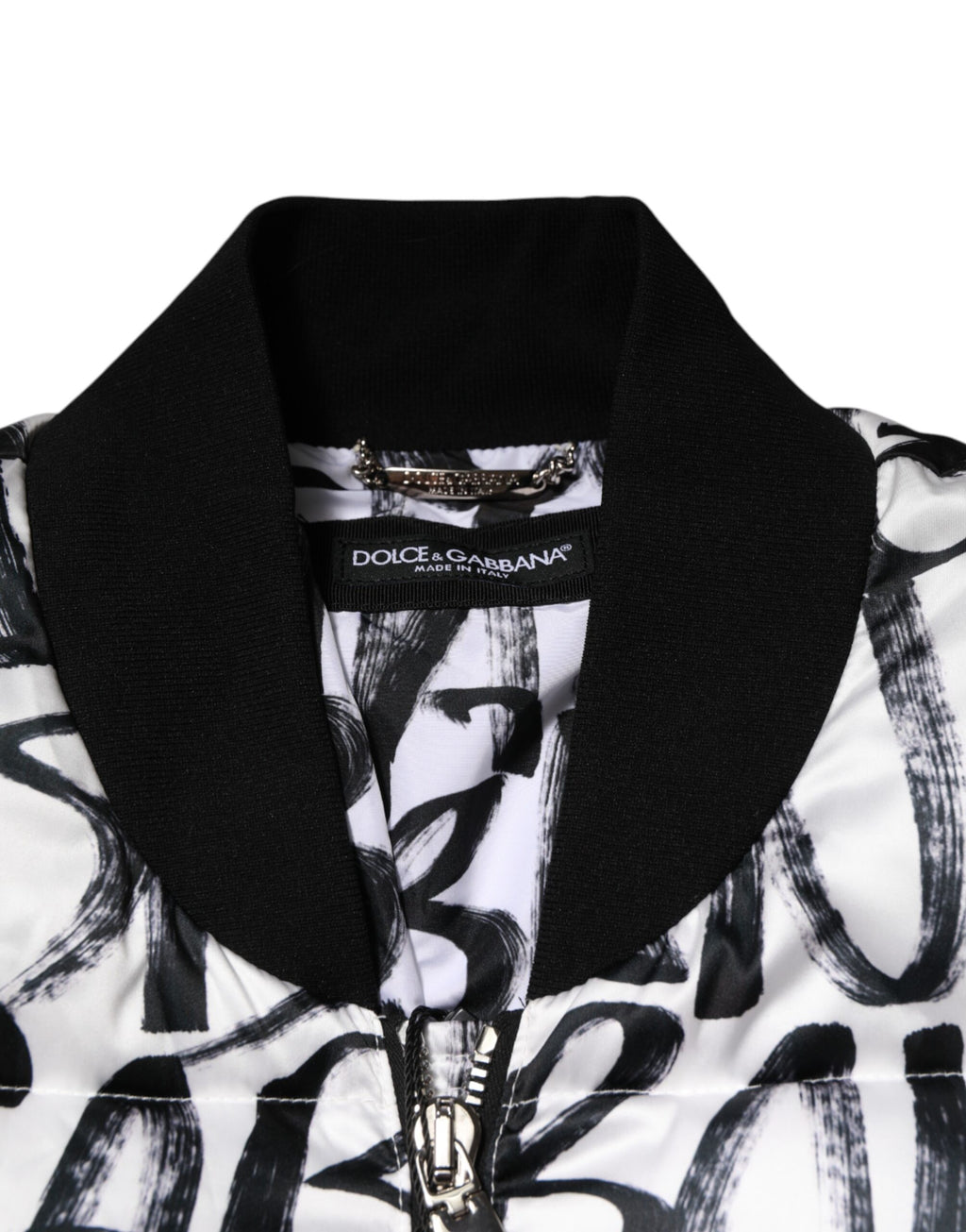 Veste bomber matelassée blanche et noire Dolce & Gabbana avec logo graffiti, style moderne et tendance.