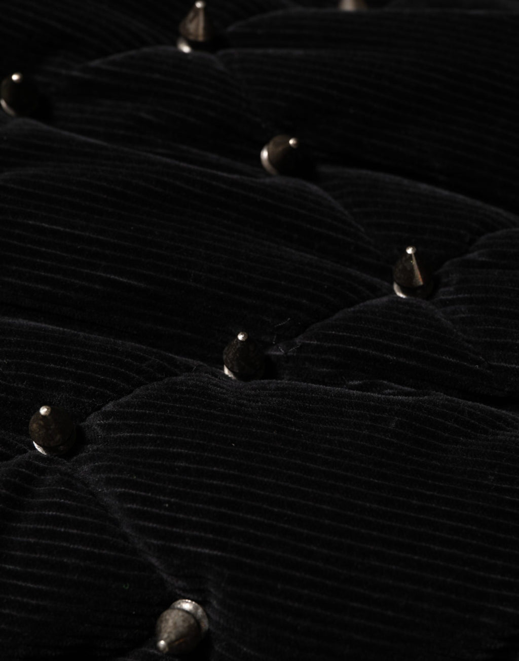 Veste à capuche en coton noir Dolce & Gabbana, matelassée avec des studs sur les manches, style décontracté et élégant.