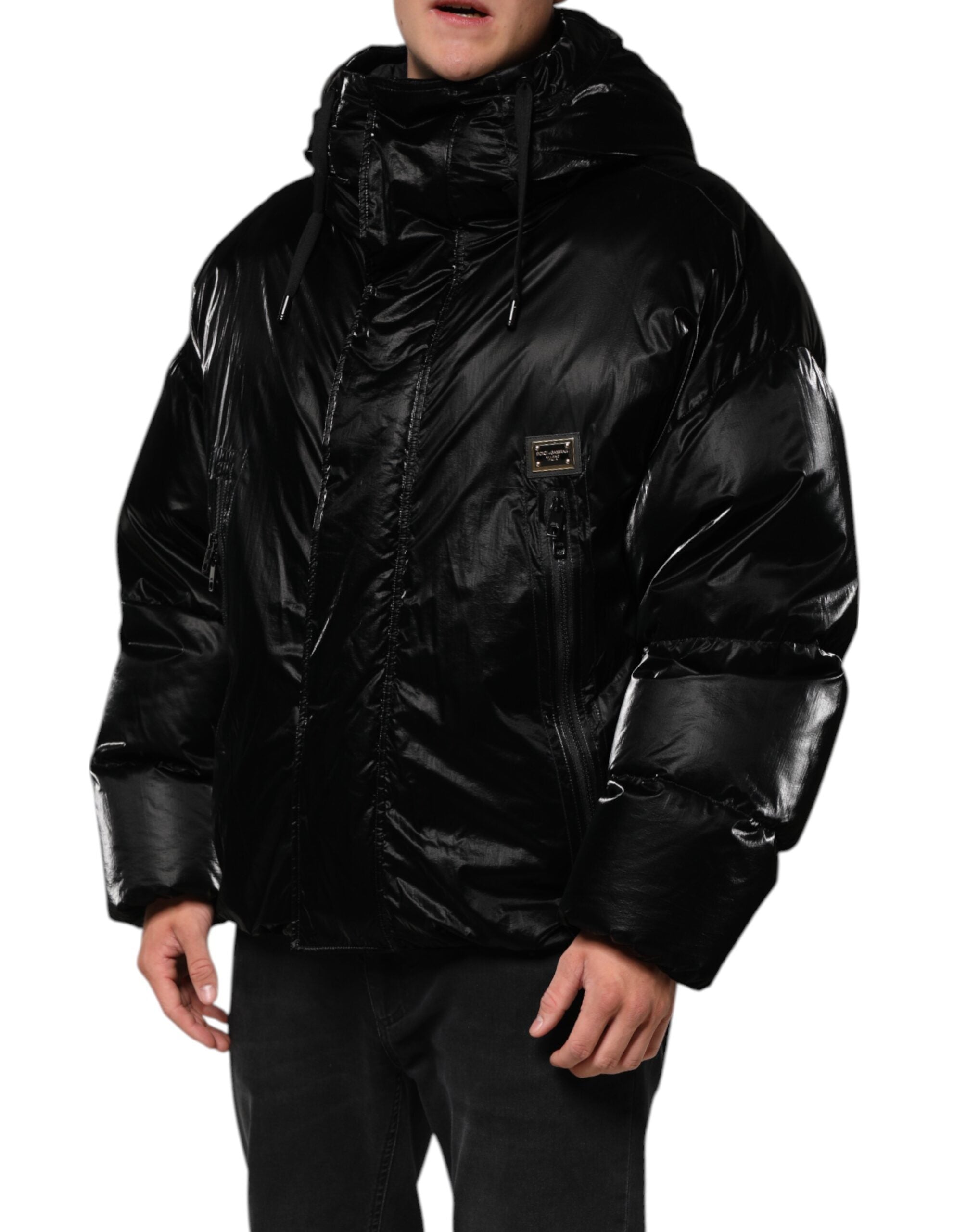Veste matelassée noire Dolce & Gabbana avec logo, capuche à fermeture éclair complète, look élégant et décontracté.